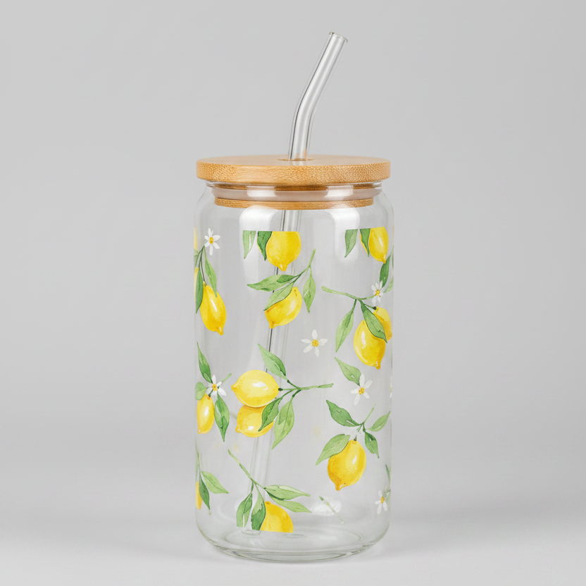 Trinkglas mit Bambusdeckel und Glashalm