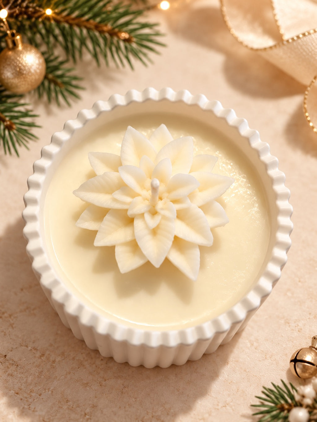 Weihnachtsstern-Kerze mit roter Blüte und weißer Mitte
