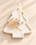 Weißes Tannenbaum-Tablett mit Stern-Kerzenhalter, Stabkerze und Trockenblumen
