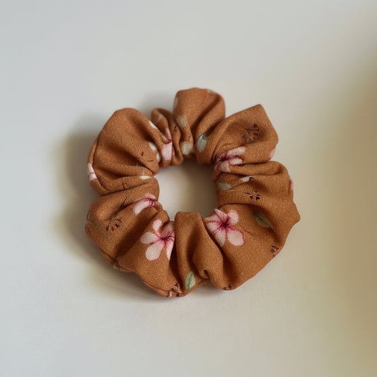 Musselin Scrunchie | Braun | Blumen