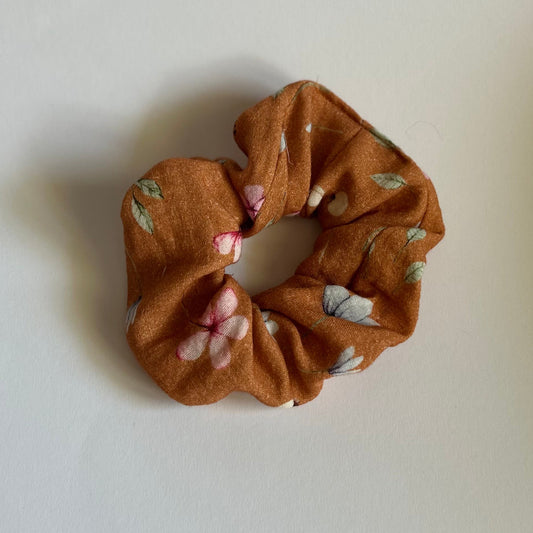 Musselin Scrunchie | Braun | Blumen