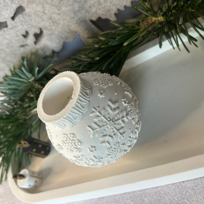 Winterdekokugel Schneeflocken & Tannenzweig – Handmade